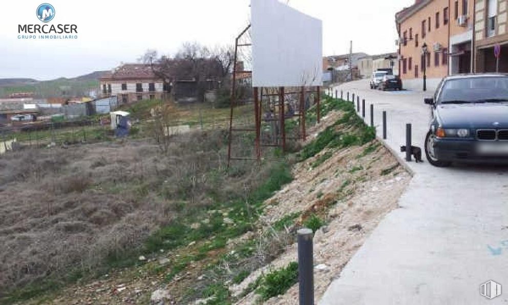 Land for sale at Calle Fuente, Torrejón del Rey, Guadalajara, 19174 with car, house, automotive parking light, plant, building, vehicle, sky, wheel, window and tire around