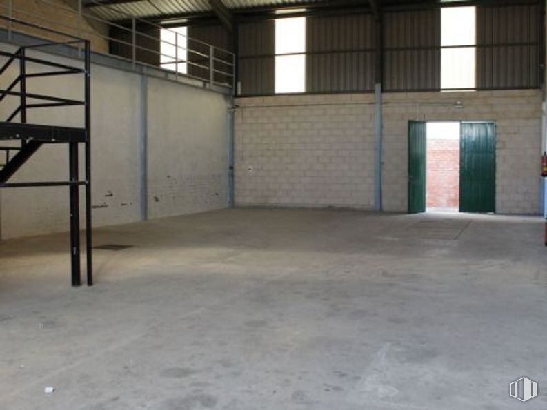 Industrial for sale at Calle Príncipe de Asturias, Villarejo de Salvanés, Madrid, 28590 with furniture, building, wood, window, house, floor, flooring, door, shade and hall around