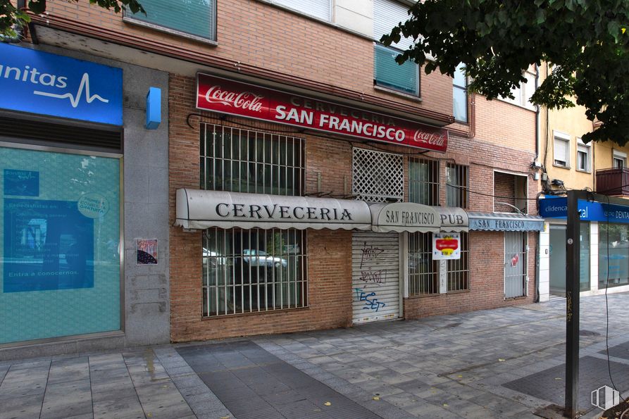 Local en alquiler en Calle Real, Collado Villalba, Madrid, 28400 con edificio, ventana, accesorio, arquitectura, ladrillo, albañilería, puerta, fachada, bienes raíces y fuente alrededor