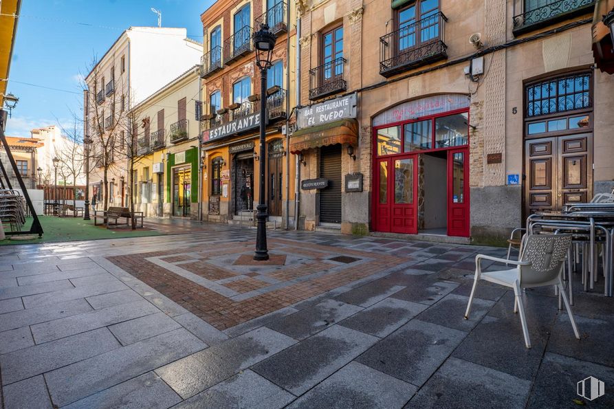 Retail for rent at Zona Muralla, Ávila, 05001 with chair, window, building, sky, road surface, flooring, urban design, sidewalk, residential area and road around