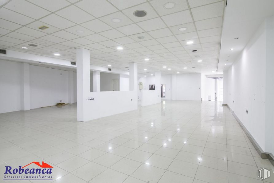 Retail for rent at Avenida Portugal, 9, Ávila, 05001 with fixture, interior design, floor, flooring, hall, line, glass, ceiling, space and event around