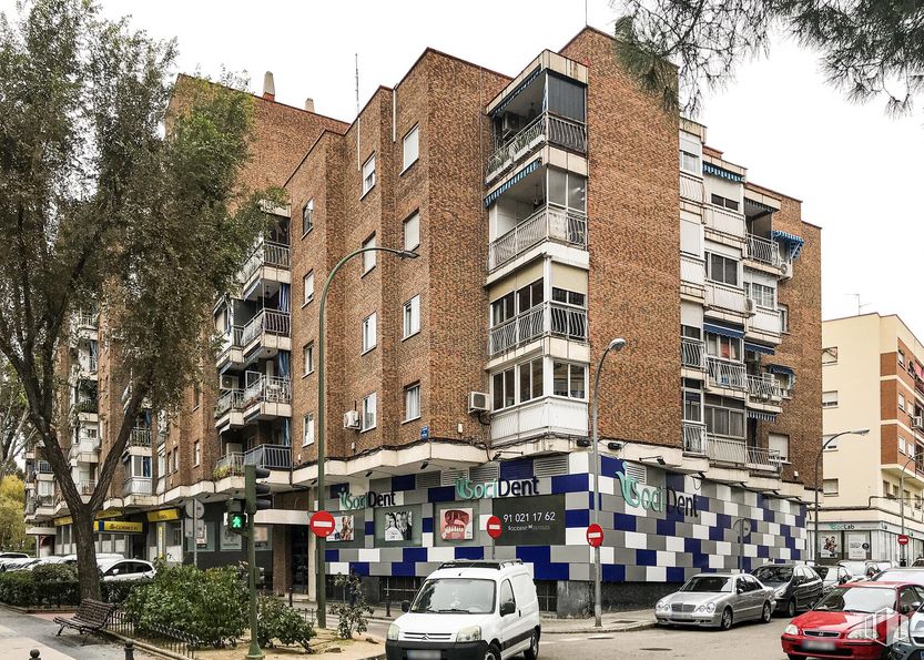 Local en alquiler en Calle Sevilla, 10, Móstoles, Madrid, 28931 con camioneta, coche, edificio, rueda, vehículo terrestre, neumático, vehículo, ventana, cielo y planta alrededor