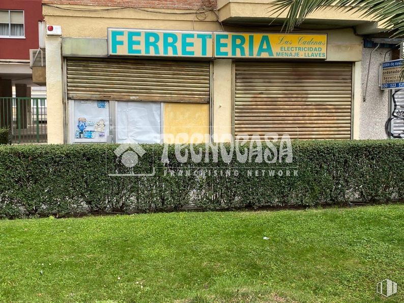 Local en venta en Zona Soto - Hospital, Móstoles, Madrid, 28935 con edificio, planta, ventana, lote de tierra, fuente, hierba, espacio público, cobertura del suelo, arbusto y fachada alrededor