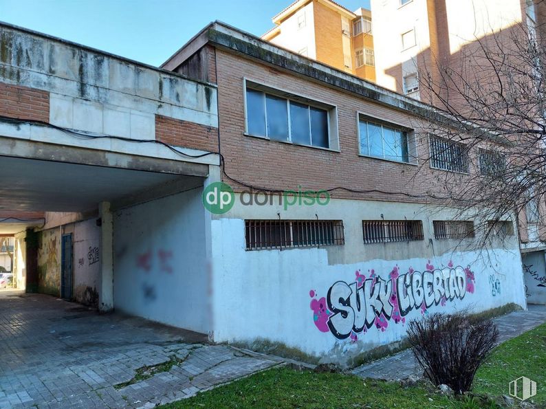 Retail for sale at Calle Constitución, Guadalajara, 19003 with plant, window, building, property, sky, neighbourhood, wall, residential area, real estate and facade around