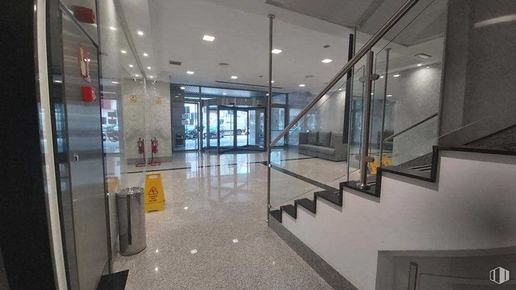 Office for rent at Calle Orense, Tetuán, Madrid, 28020 with building, fixture, interior design, floor, flooring, glass, window, commercial building, ceiling and transparent material around