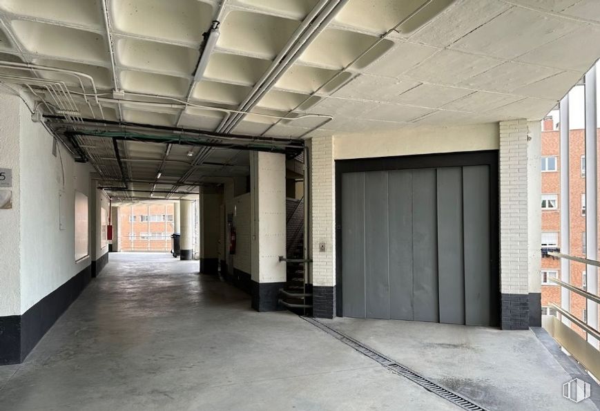 Industrial for rent at Edificio Indubuilding, Calle Tomás Bretón, Arganzuela, Madrid, 28045 with building, fixture, hall, flooring, floor, wood, concrete, ceiling, composite material and roof around