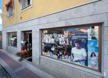 Retail for sale at Centro, Moralzarzal, Madrid, 28411 with window, top, person, clothing, retail and display window around