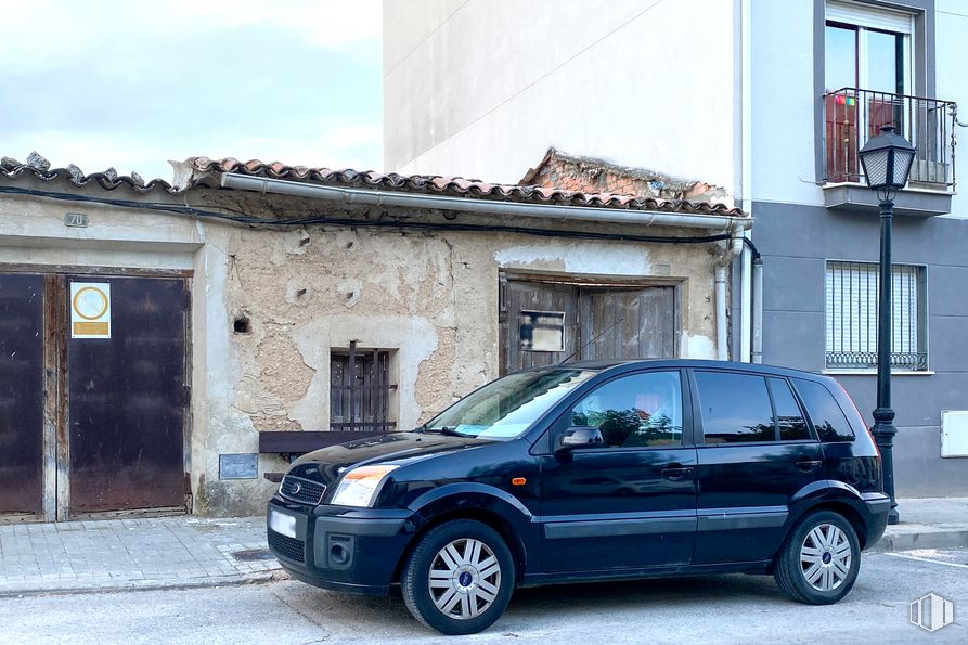 Suelo en venta en Calle Mayor Alta, 68, Perales de Tajuña, Madrid, 28540 con rueda, coche, ventana, neumático, vehículo terrestre, vehículo, cielo, neumático automotriz, azul y edificio alrededor