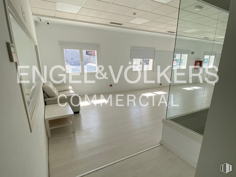 Oficina en alquiler en Calle Julián Camarillo, 38, San Blas - Canillejas, Madrid, 28037 con ventana, edificio, accesorio, diseño automovilístico, interiorismo, suelos, suelo, pared, arte y techo alrededor