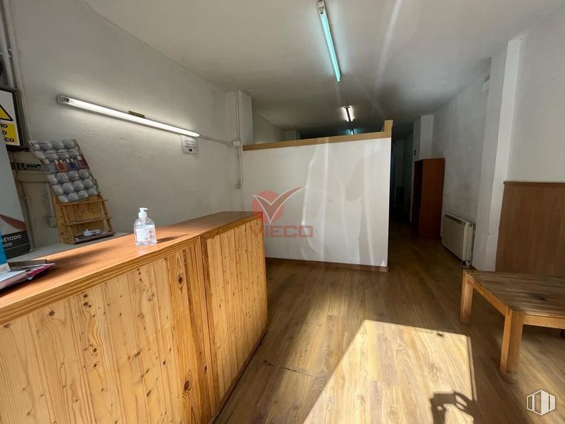 Retail for sale & for rent at Zona centro, Cuenca, 16004 with cabinetry, furniture, wood, fixture, floor, flooring, wood stain, hardwood, bottle and ceiling around