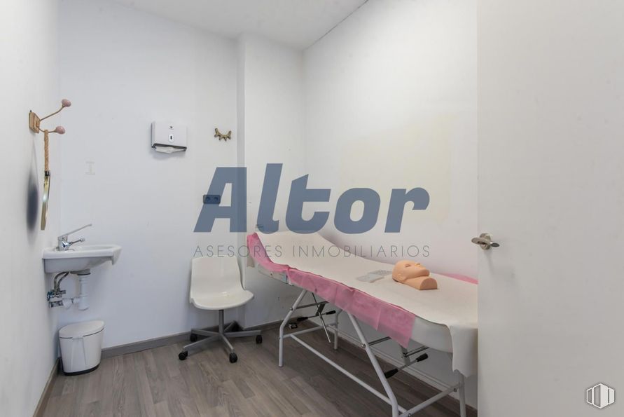 Local en alquiler y venta en Calle Fray Luis De León, Arganzuela, Madrid, 28012 con silla, suelo, mueble, suelos, interiorismo, habitación, clínica, cama, equipamiento médico y hospital alrededor