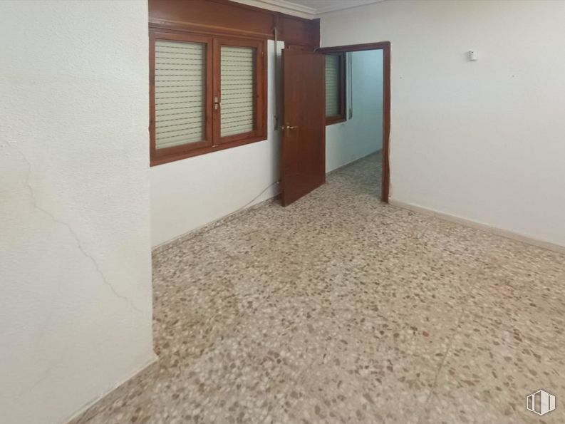 Oficina en venta en Plaza Hispanidad, Cuenca, 16001 con puerta, ventana, persiana de la ventana, propiedad, accesorio, madera, pintura, suelos, suelo y tinte para madera alrededor