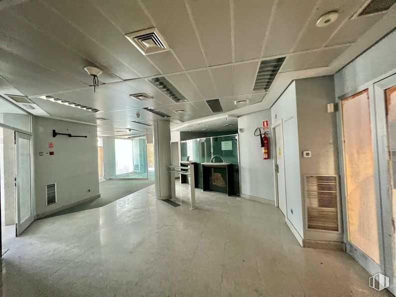 Retail for rent at Centro Comercial Monte Claro, Carretera Majadahonda, KM 2600, Pozuelo de Alarcón, Madrid, 28223 with fixture, hall, flooring, ceiling, city, glass, building, engineering, aluminium and transparency around