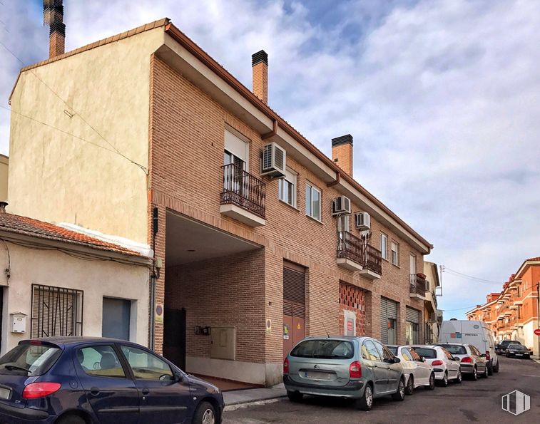 Retail for sale at Calle Ugena, Yuncos, Toledo, 45210 with car, window, building, automotive parking light, tire, land vehicle, wheel, cloud, sky and vehicle around