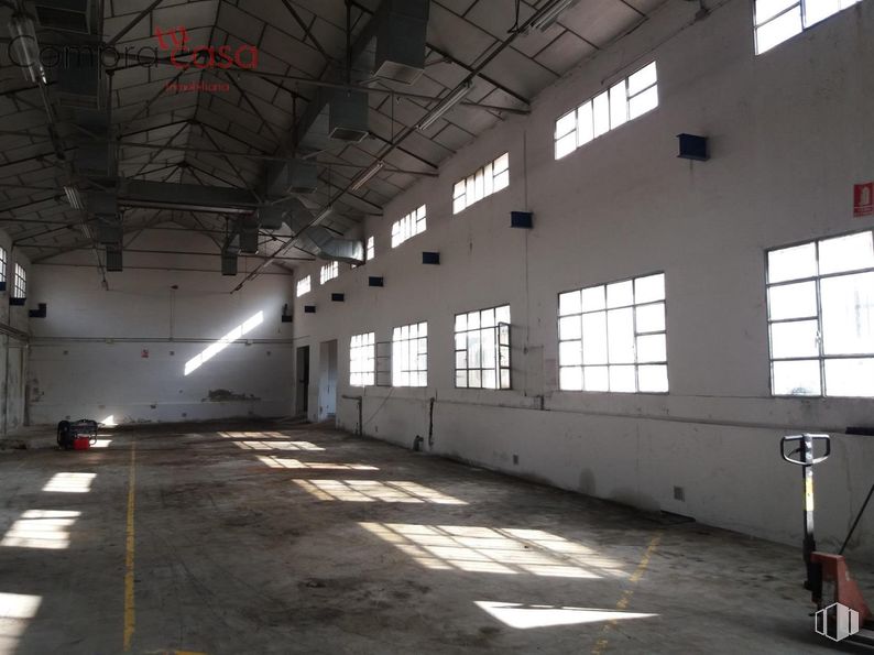 Industrial for sale at Polígono Industrial El Cerro, Segovia, 40006 with window, light fixture, fixture, building, hall, floor, door, flooring, ceiling and field house around