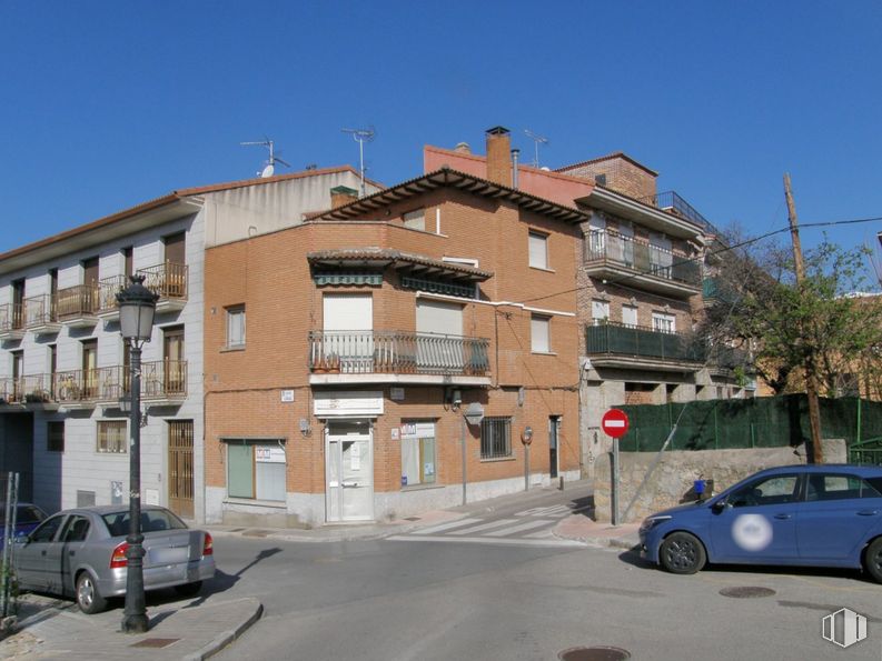 Retail for rent at Centro urbano, Manzanares el Real, Madrid, 28410 with car, building, land vehicle, wheel, sky, tire, vehicle, window, infrastructure and neighbourhood around