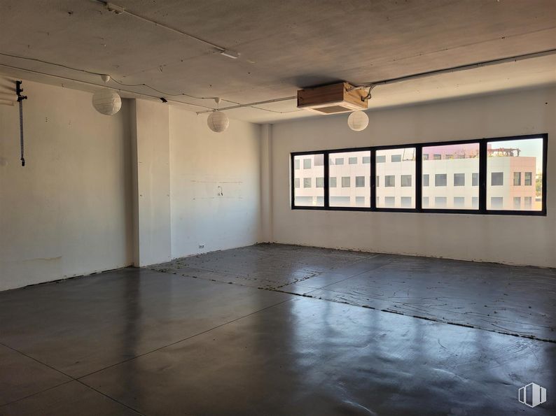 Industrial for sale at Calle San Máximo, 31, Usera, Madrid, 28041 with building, interior design, shade, floor, wood, hall, wall, flooring, window and fixture around