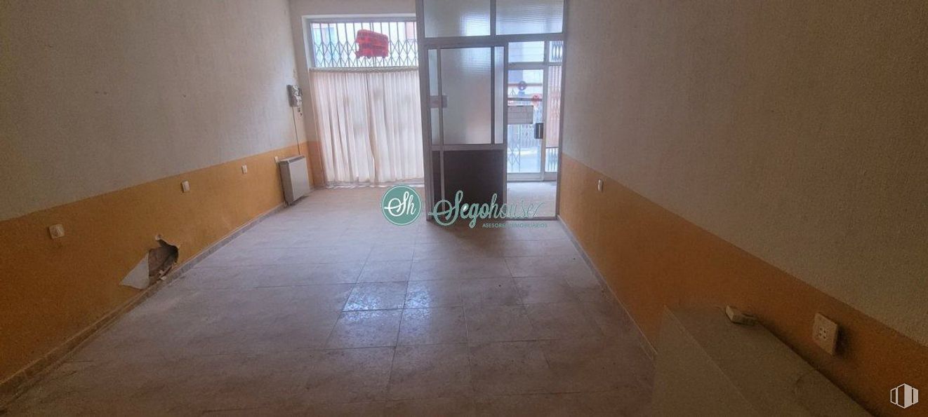 Local en alquiler en Zona Acueducto, Segovia, 40001 con accesorio, madera, puerta, pavimentos, piso, edificio, pasillo, madera, techo y pintura alrededor