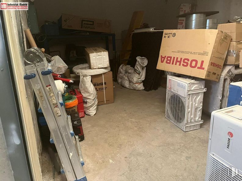 Industrial for sale at Polígono Industrial El Guijar, Arganda del Rey, Madrid, 28500 with boxed packaged goods, packaged goods, motor vehicle, shipping box, automotive design, automotive tire, gas, automotive exterior, machine and carton around