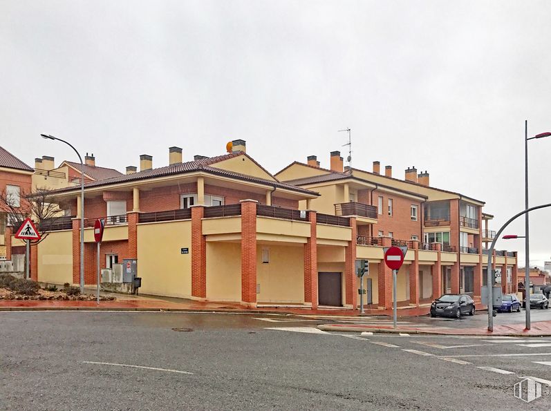 Retail for rent at Carretera Valladolid, 28, La Lastrilla, Segovia, 40196 with building, sky, street light, window, road surface, asphalt, house, residential area, facade and urban design around