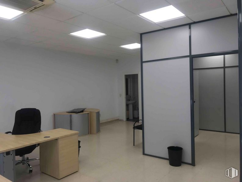 Oficina en alquiler en Zona empresarial, Alcobendas, Madrid, 28100 con escritorio, lámpara, alumbrado, mueble, edificio, mesa, suelos, accesorio, suelo y silla de oficina alrededor