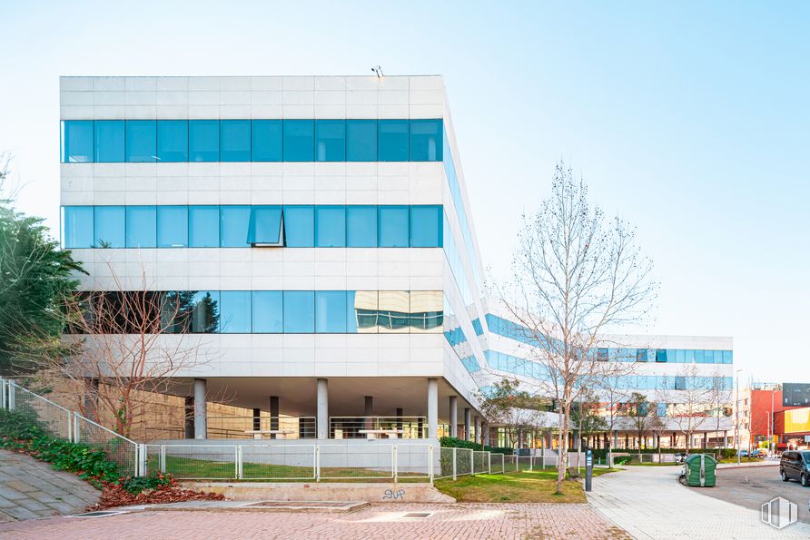 Oficina en alquiler en Edificio América I, Avenida Bruselas, 13, Alcobendas, Madrid, 28108 con edificio, cielo, planta, árbol, diseño urbano, condominio, barrio, bloque de torre, edificio comercial y fachada alrededor