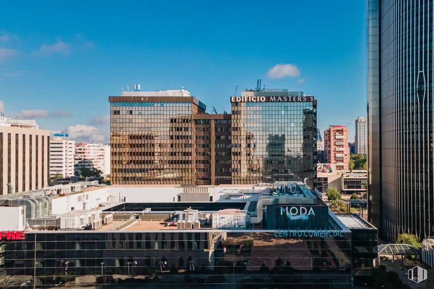 Oficina en alquiler en Edificio Masters I, Avenida General Perón, 38 B, Tetuán, Madrid, 28046 con edificio, nube, cielo, día, rascacielos, ventana, torre, vehículo, bloque de torre y diseño urbano alrededor