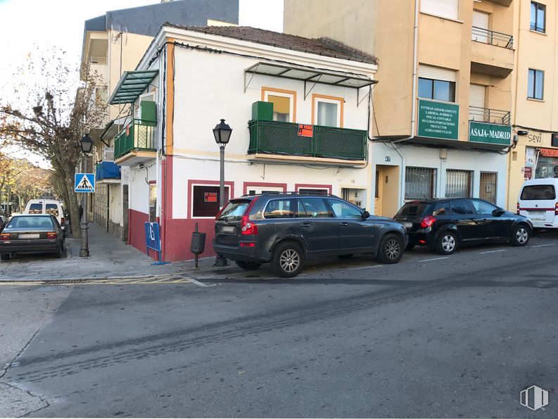 Retail for sale at Calle Alfonso XII, 15, El Escorial, Madrid, 28280 with car, automotive parking light, wheel, tire, land vehicle, building, vehicle, window, automotive lighting and motor vehicle around