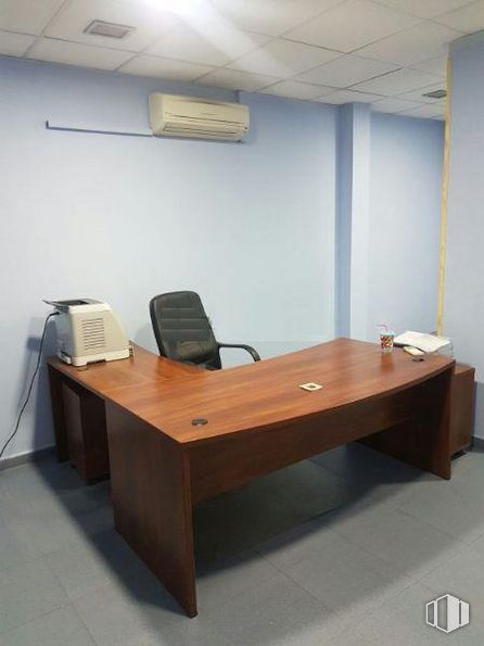 Retail for rent at Avenida Castilla, Guadalajara, 19002 with chair, desk, light fixture, table, furniture, property, office chair, wood, office supplies and interior design around