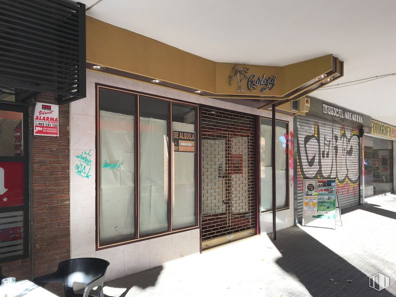 Retail for sale & for rent at Calle Hermanos Fernández Galiano, 5, Guadalajara, 19004 with chair, shade, building, facade, city, glass, retail, machine, advertising and door around