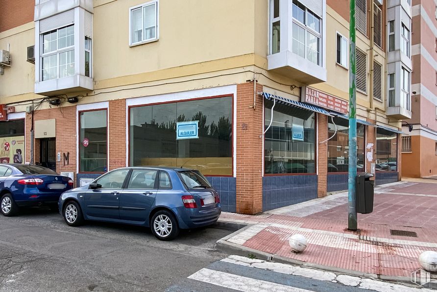 Retail for rent at Zona Renfe, Parla, Madrid, 28980 with car, window, wheel, building, automotive parking light, tire, land vehicle, vehicle, property and plant around