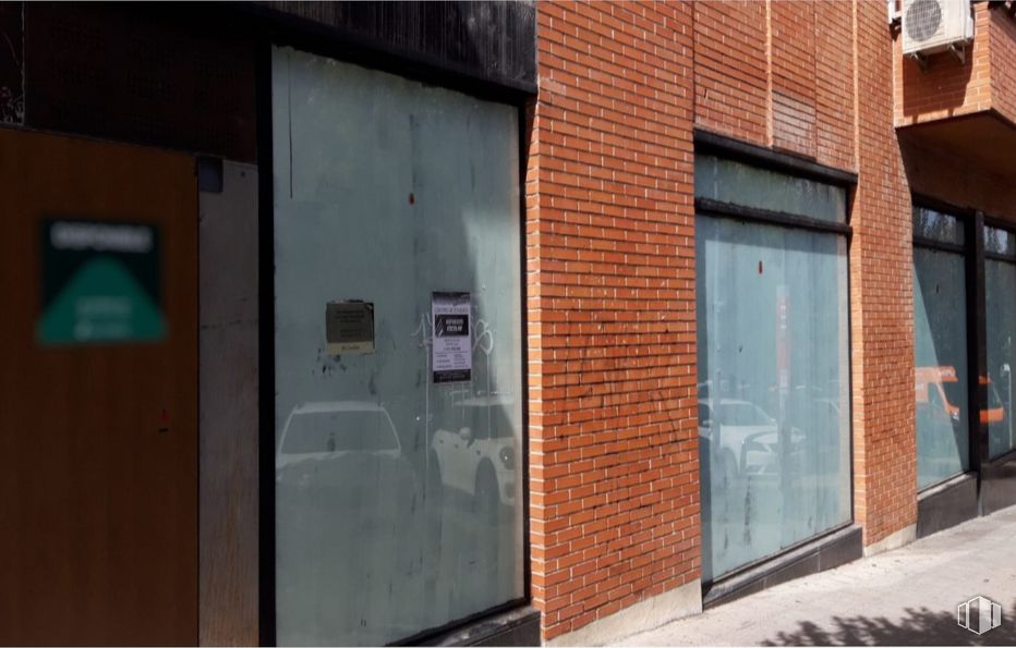 Retail for sale at Avenida Zarauz, San Fernando de Henares, Madrid, 28830 with door, fixture, wood, window, brickwork, facade, tints and shades, building, composite material and brick around