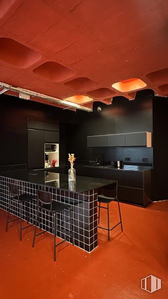 Oficina en alquiler en Zona centro, Arganzuela, Madrid, 28045 con mesa de cocina y comedor, silla, mesa, techo, interiorismo, mueble, suelos, alumbrado, naranja y suelo alrededor