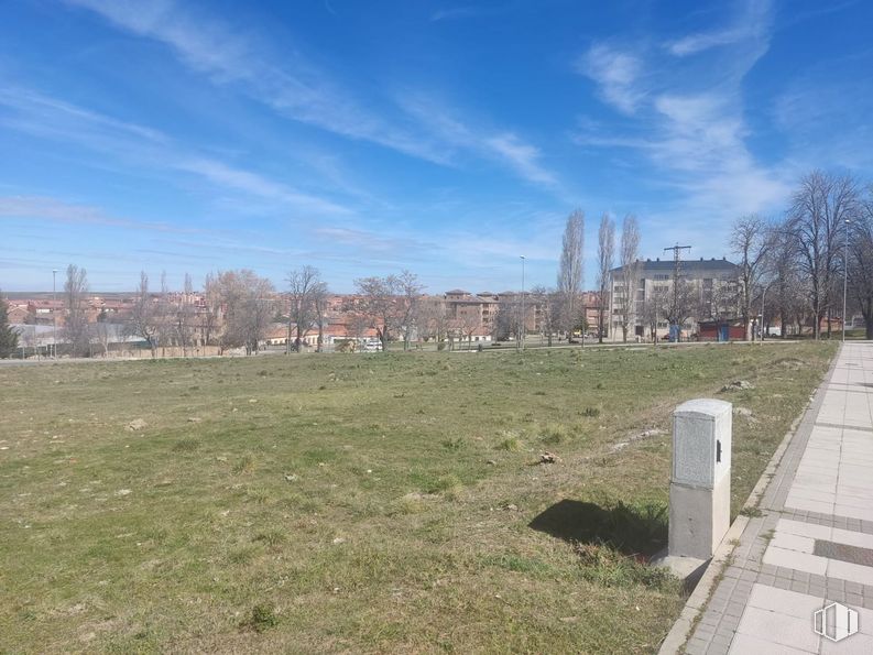 Suelo en venta en Zona plaza de toros, Segovia, 40006 con edificio, nube, cielo, planta, lote de terreno, árbol, hierba, paisaje natural, llano y ciudad alrededor