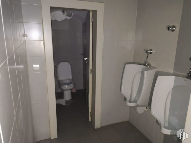 Retail for sale & for rent at Calle Alejandro Sánchez, 23, Carabanchel, Madrid, 28019 with toilet, building, plumbing fixture, fixture, door, bathroom, house, interior design, architecture and floor around