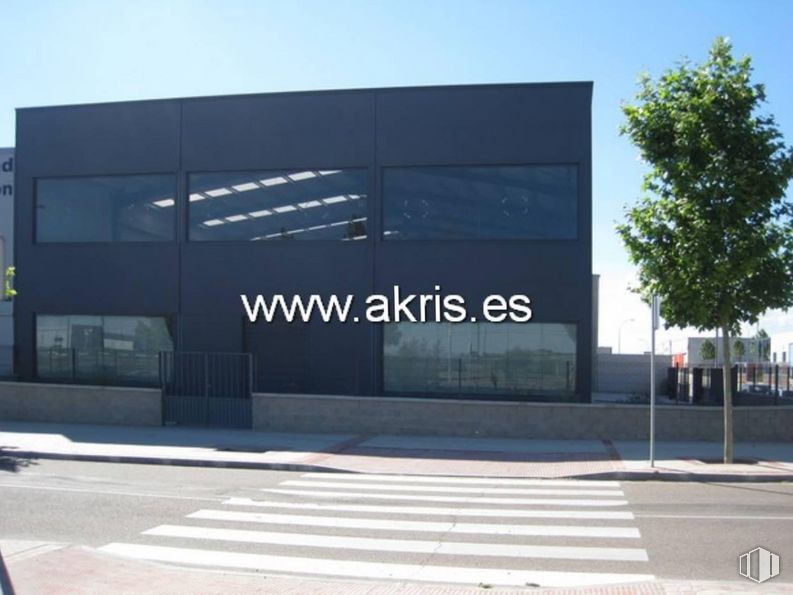 Industrial for sale at Calle Toneleros, Torrijos, Toledo, 45500 with building, window, sky, architecture, shade, line, asphalt, tree, facade and commercial building around