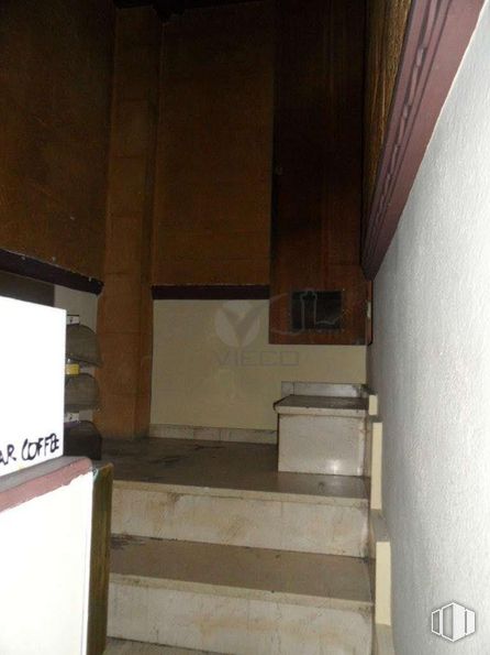 Retail for rent at Zona Fermín Caballero, Cuenca, 16004 with wood, building, flooring, floor, hardwood, wood stain, rectangle, house, tints and shades and ceiling around