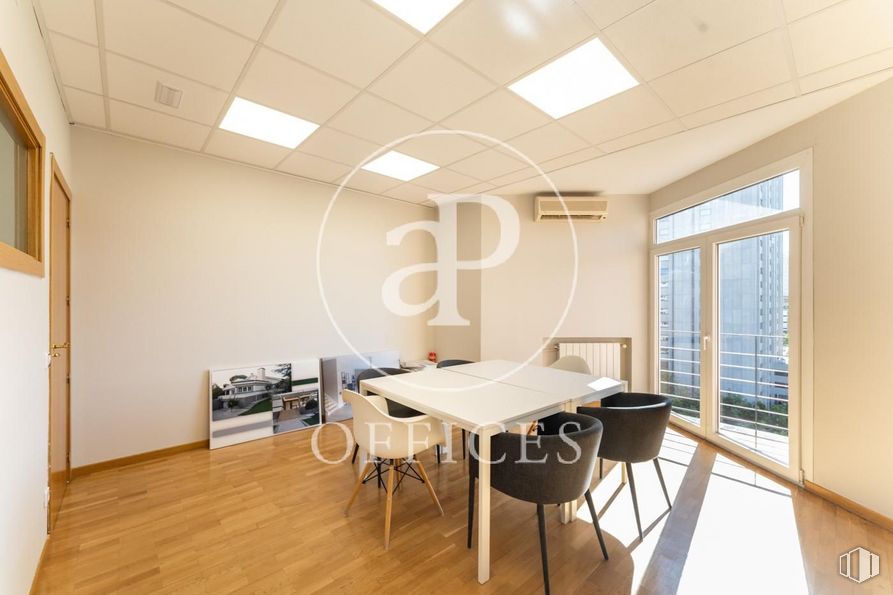 Oficina en venta en Paseo Castellana, Tetuán, Madrid, 28046 con silla, mesa, alumbrado, mueble, propiedad, pasillo, accesorio, madera, ventana y interiorismo alrededor