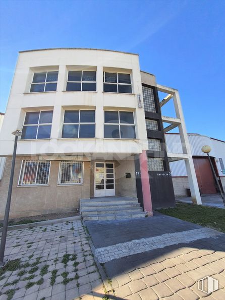 Office for rent at Zona La Estación, Azuqueca de Henares, Guadalajara, 19200 with window, building, door, sky, fixture, urban design, condominium, facade, road surface and composite material around