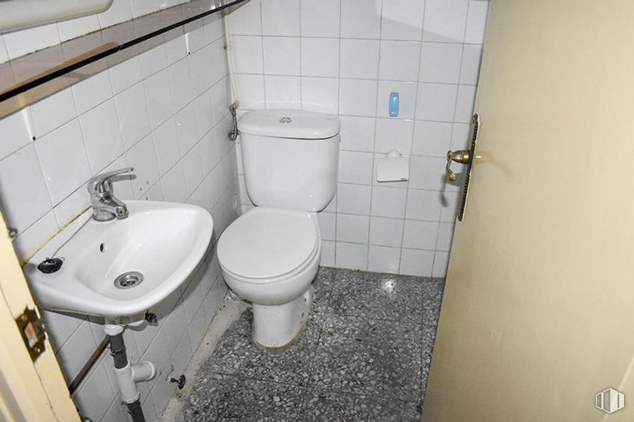 Retail for rent at Calle La Moraña, Ávila, 05002 with sink, toilet, plumbing fixture, tap, bathroom sink, bathroom, purple, fluid, fixture and building around