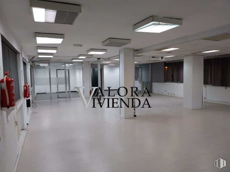 Oficina en venta en Zona Campamento, La Latina, Madrid, 28024 con lámpara, alumbrado, accesorio, suelos, suelo, techo, hall, vidrio, evento y aluminio alrededor