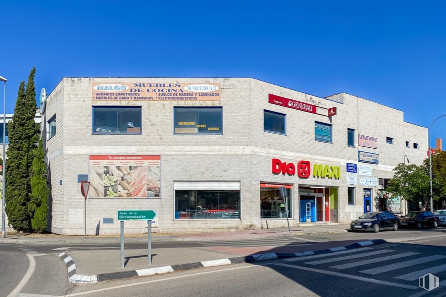 Local en venta en Centro Comercial Eroski, Carretera Ajalvir, 9, Daganzo de Arriba, Madrid, 28814 con edificio, ventana, coche, cielo, árbol, rueda, diseño urbano, superficie de la carretera, neumático y fachada alrededor