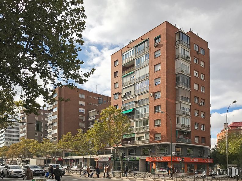 Oficina en alquiler en Calle Príncipe de Vergara, 117, Chamartín, Madrid, 28006 con edificio, cielo, ventana, tiempo de día, propiedad, nube, árbol, bloque de pisos, arquitectura y vegetación alrededor