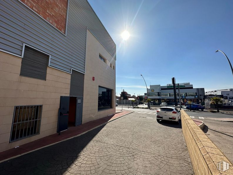 Nave en venta en Calle Móstoles, Fuenlabrada, Madrid, 28942 con coche, edificio, ventana, luz de la calle, cielo, vehículo, superficie de la carretera, asfalto, diseño urbano y zona residencial alrededor