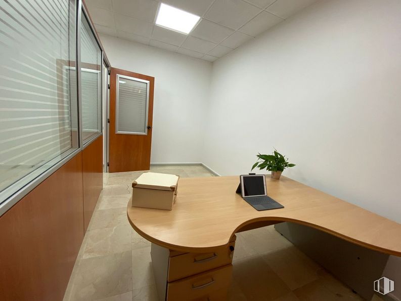 Oficina en alquiler en Zona Parque de los Estados, Fuenlabrada, Madrid, 28944 con escritorio, planta de interior, mesa, planta, madera, diseño de interiores, piso, suelo, propiedad material y madera alrededor