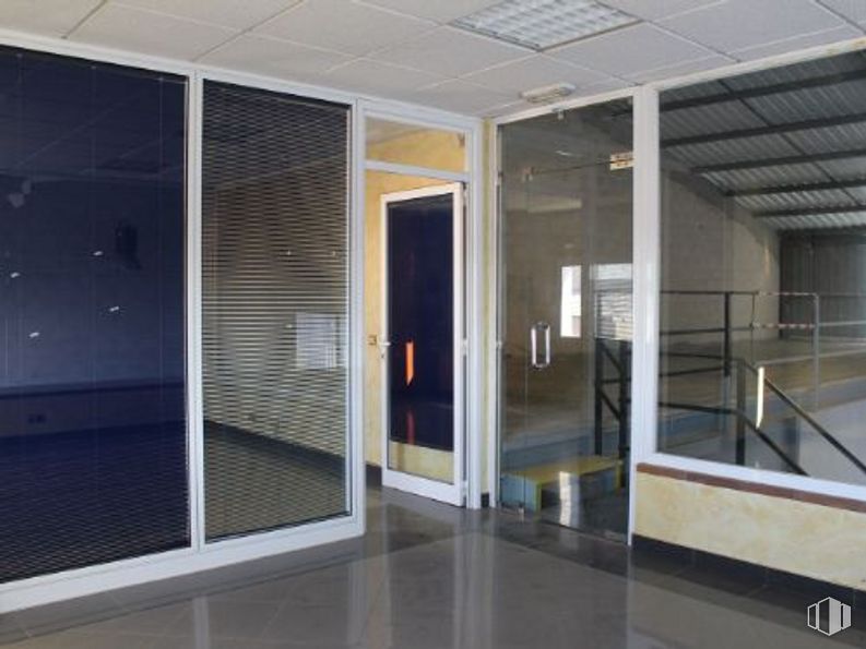 Industrial for sale at Calle Príncipe de Asturias, Villarejo de Salvanés, Madrid, 28590 with door, property, window, fixture, wood, building, interior design, shade, floor and flooring around