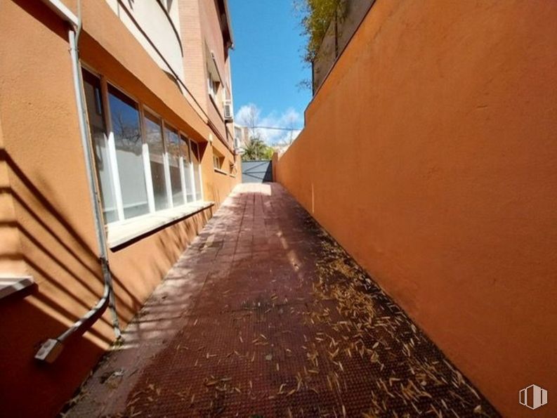 Oficina en alquiler en Calle Ángel Cavero, Hortaleza, Madrid, 28043 con ventana, casa, marrón, cielo, madera, superficie de la carretera, tintes y matices, sombra, suelos y carretera alrededor