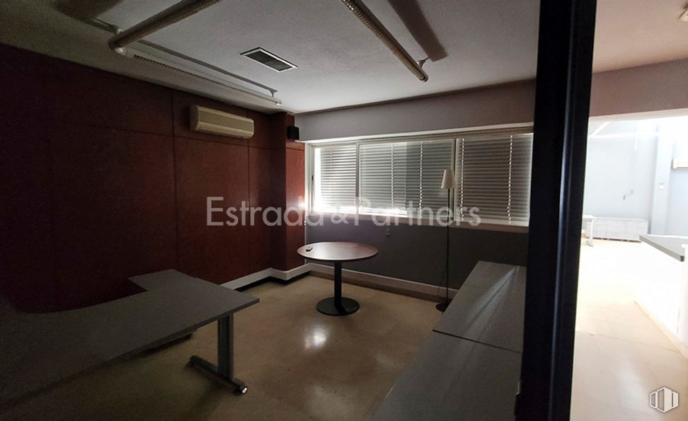 Nave en venta en Calle Cerrajeros, Villaviciosa de Odón, Madrid, 28670 con mesa, persiana de la ventana, alumbrado, mueble, edificio, sombra, madera, interiorismo, accesorio y piso alrededor