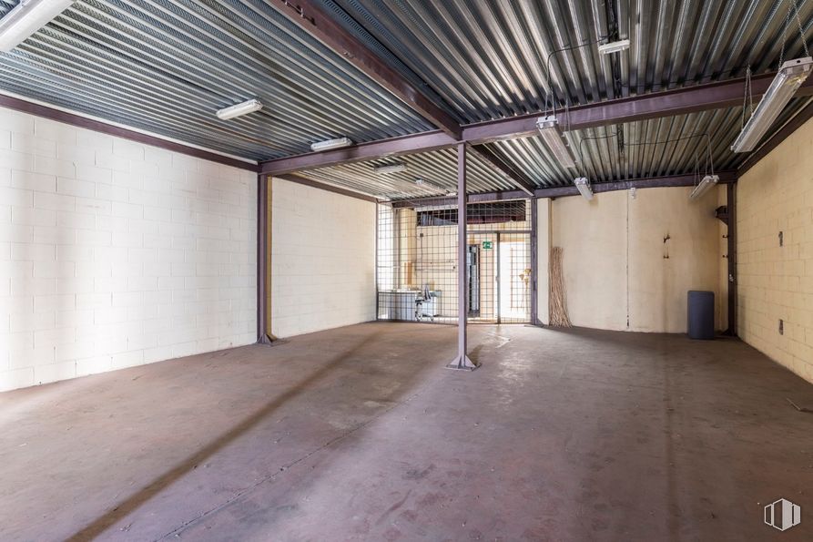 Nave en venta en Zona industrial Coslada, Coslada, Madrid, 28820 con madera, pasillo, edificio, diseño de interiores, piso, suelo, accesorio, bienes raíces, viga y techo alrededor