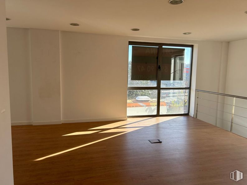 Oficina en alquiler y venta en Calle San Rafael, Alcobendas, Madrid, 28108 con accesorio, madera, hall, sombra, suelos, edificio, tinte para madera, madera dura, suelo laminado y vidrio alrededor